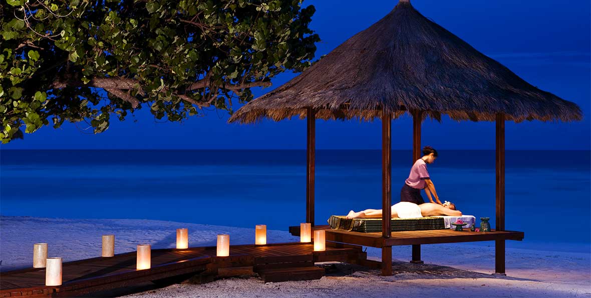 masaje relajante en la playa de Maldivas por la noche