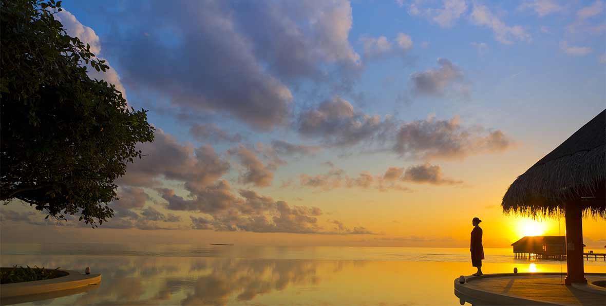 Dusit Thani Maldives a la puesta de sol