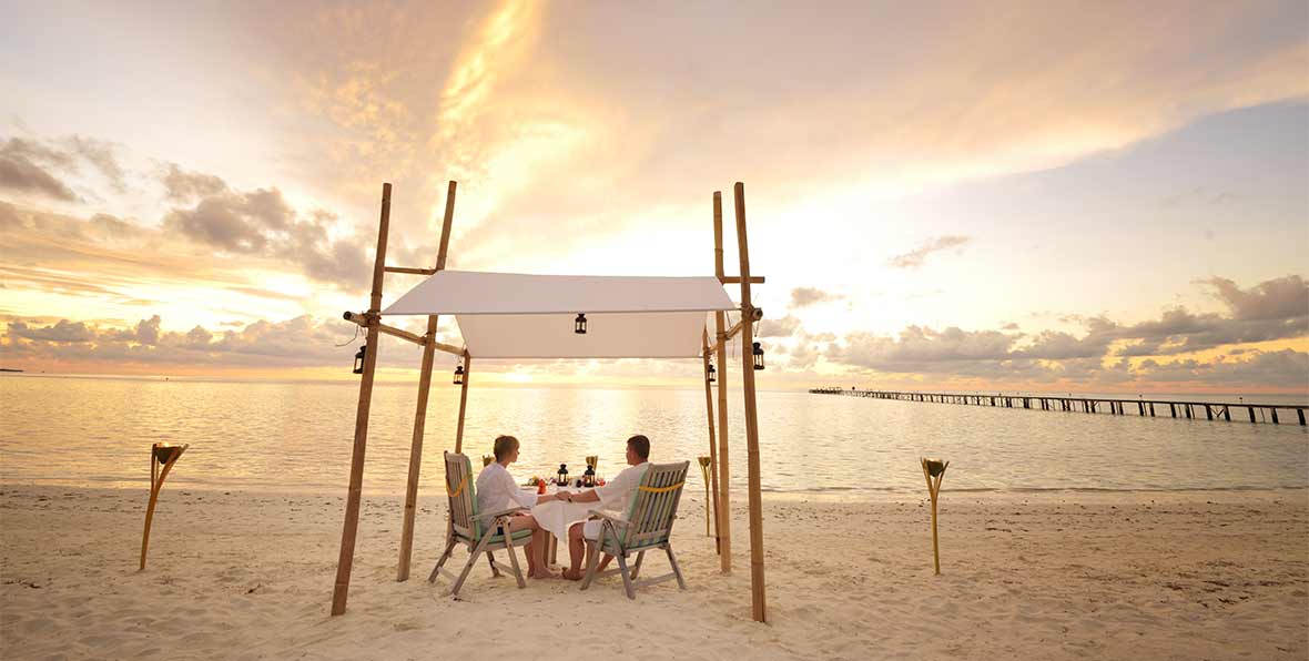 pareja al atardecer en Fun Island Resort & Spa