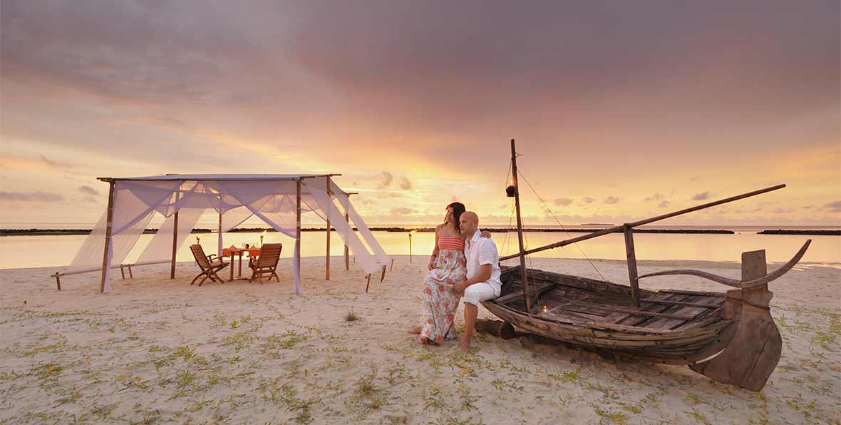 pareja al atardecer en Sun Island Resort