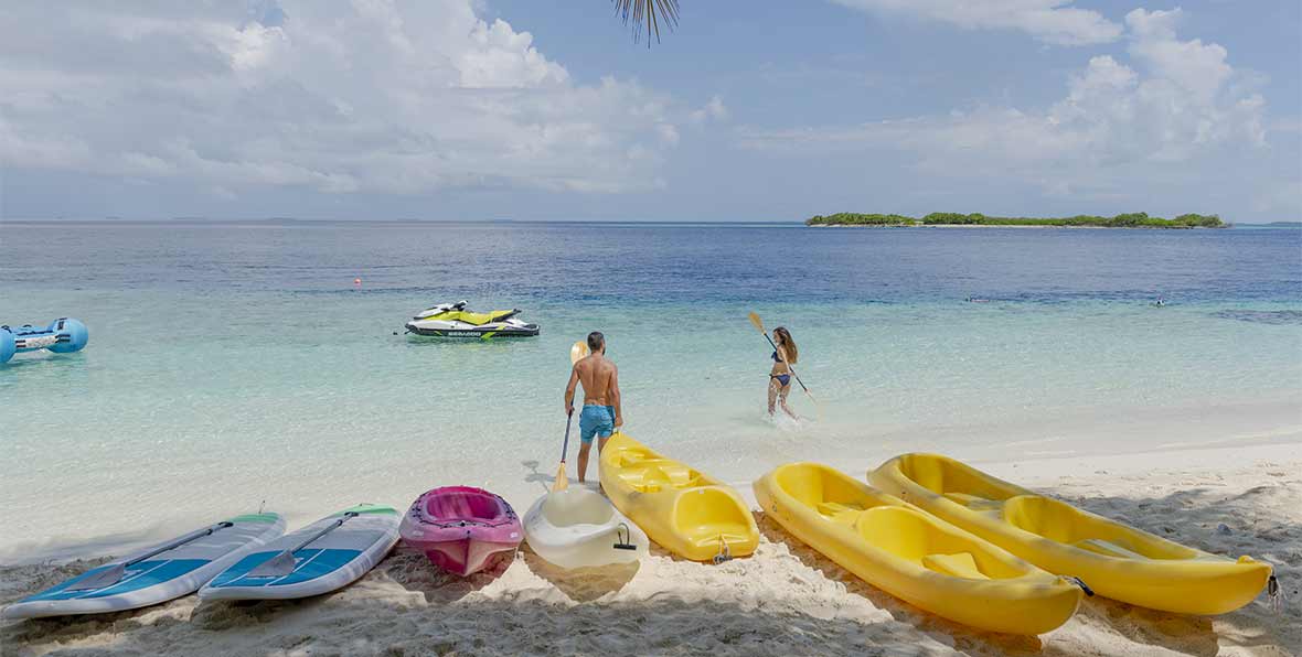 playa y kayaks en Sun Island Resort Maldivas