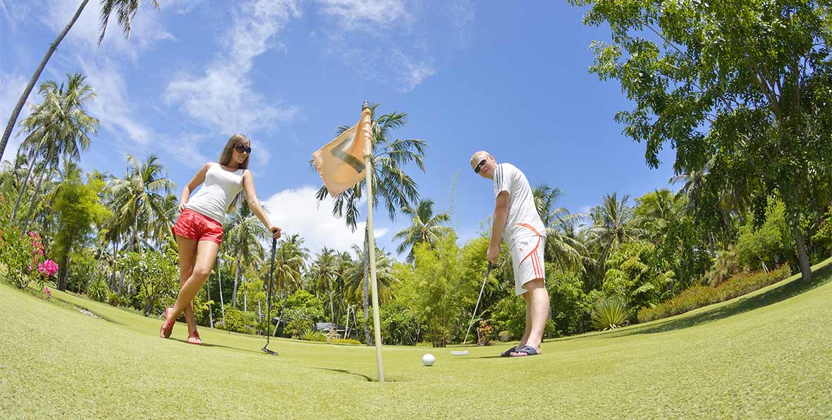 jugando a golf en Sun Island Resort & Spa