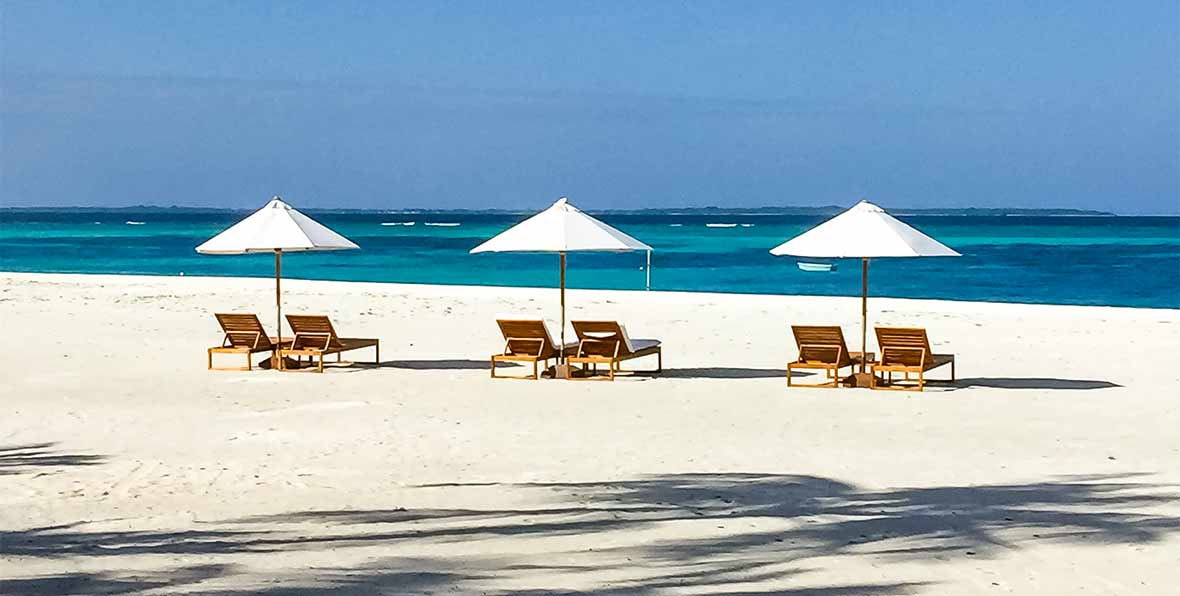 tumbonas en la playa de Noku Maldives