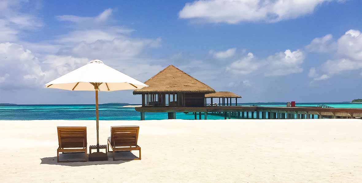 tumbonas y arrival jetty en Noku Maldives