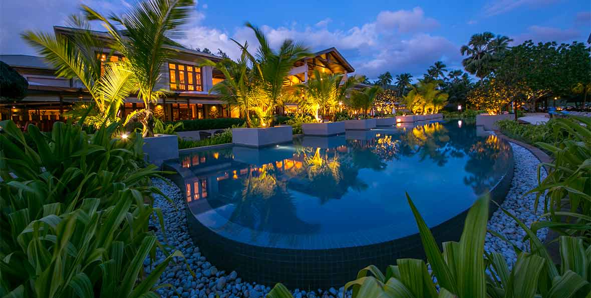 Kempinski Seychelles,la piscina por la noche