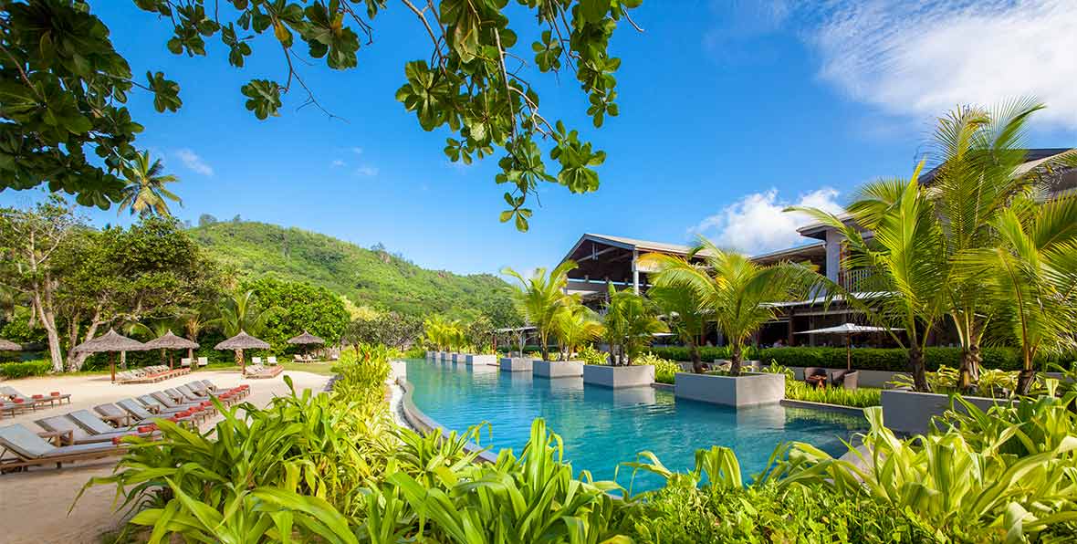 piscina y vegetación en Kempinski Seychelles