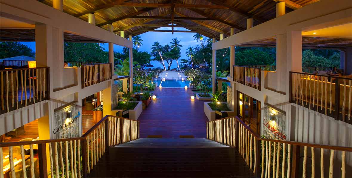 la hall del Kempinski Seychelles por la noche