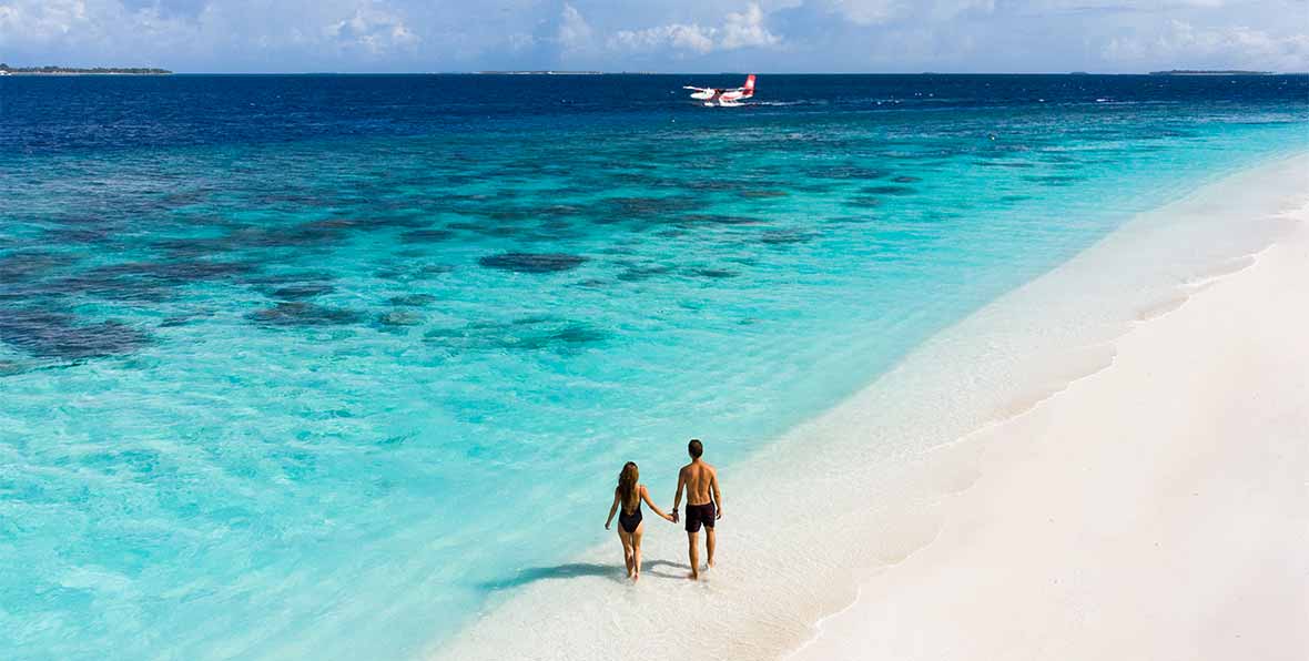 pareja pasea en la playa de Reethi Faaru Resort