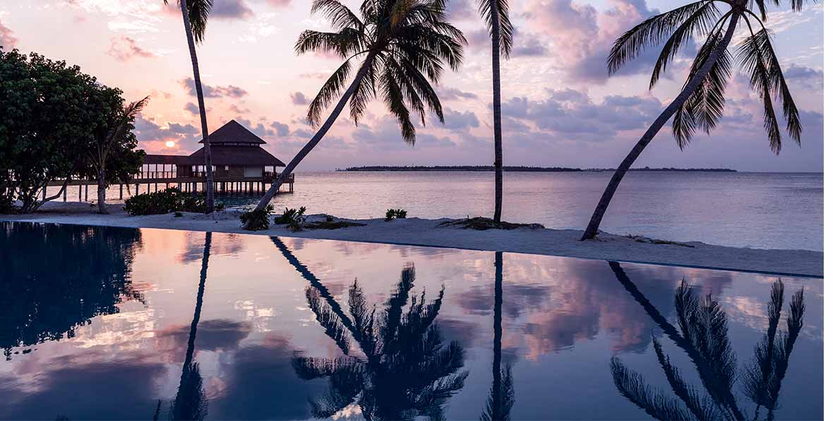 la piscina del Reethi Faaru Resort al atardecer