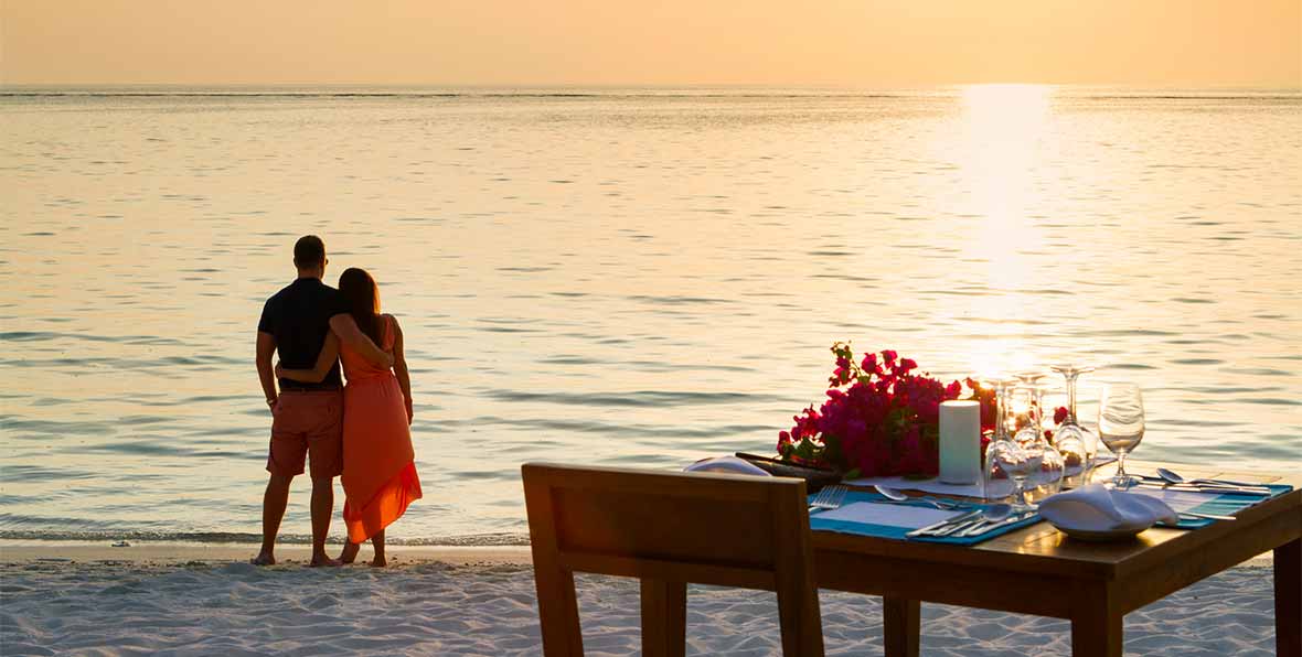 pareja en la playa de Summer Island Maldives