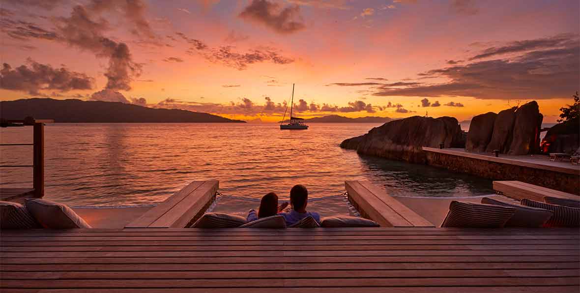 pareja mirando el atardecer en Six Senses Zil Pasyon