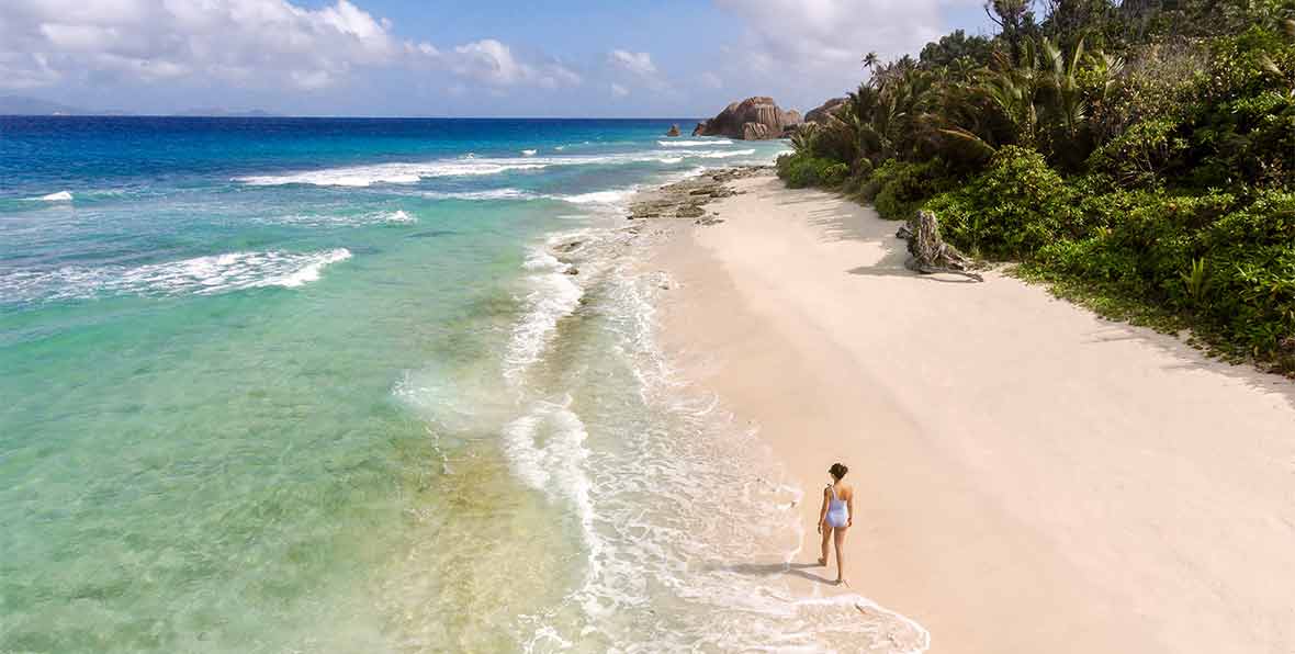 paseo en la playa de Six Senses Zil Pasyon