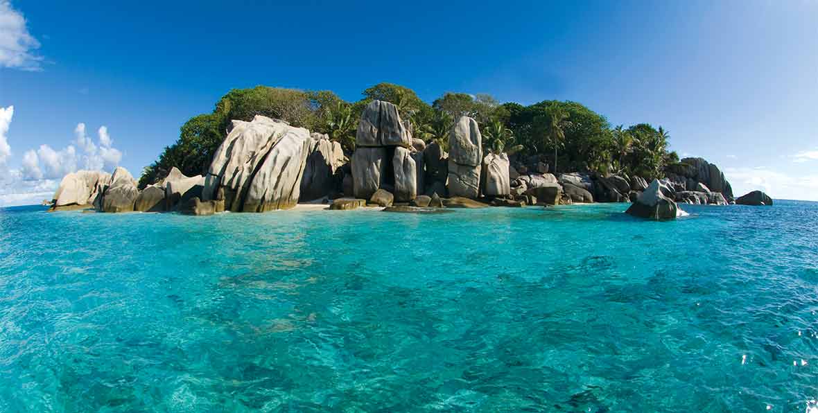 rocas en el mar en Six Senses Zil Pasyon