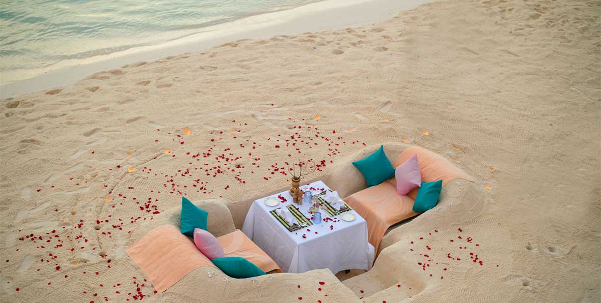 cena privada en la playa en You and Me Maldives