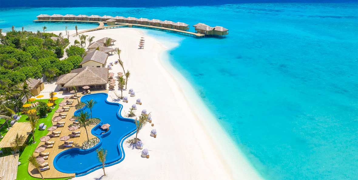 playa y piscina principal de You and Me Maldives