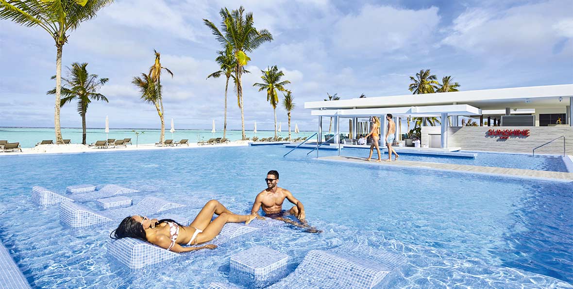 pareja en la piscina de Riu Atoll Maldives