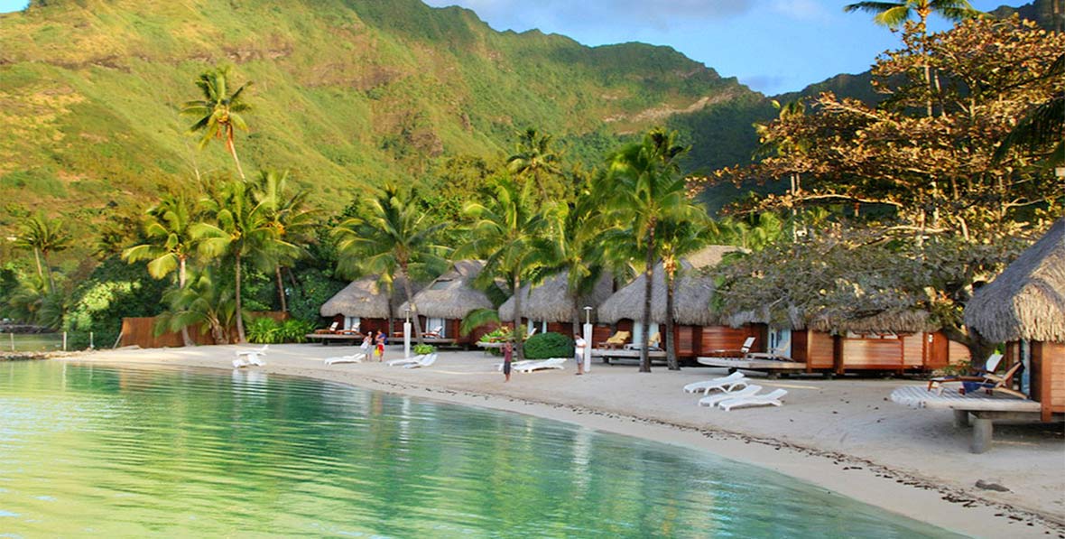 la playa de Manava Beach resort