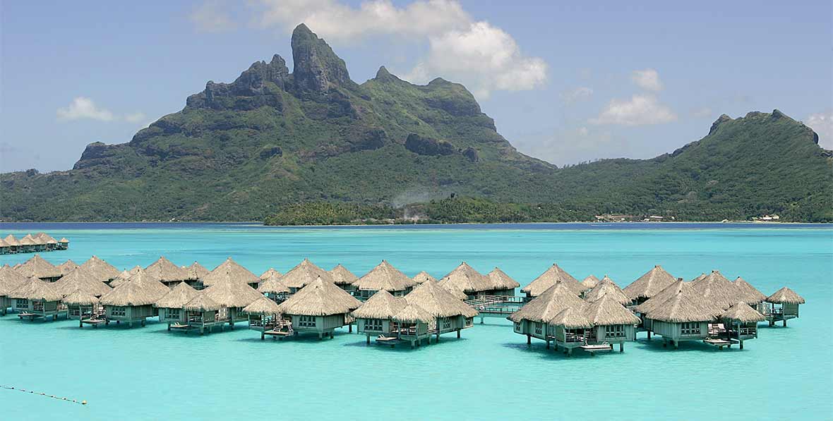 water villas y montañas en St. Regis Bora Bora Resort