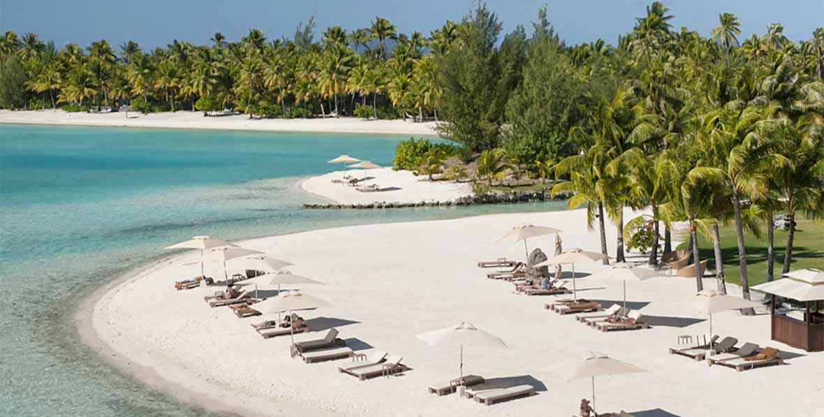 playa y vegetación de St. Regis Bora Bora Resort