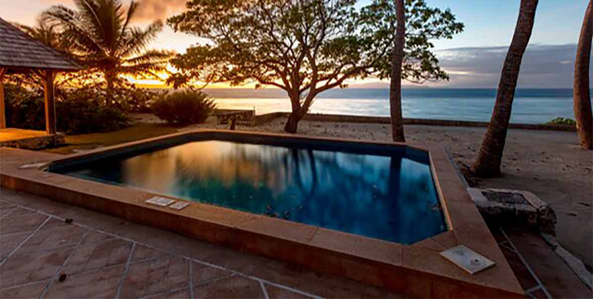 piscina privada en St. Regis Bora Bora Resort