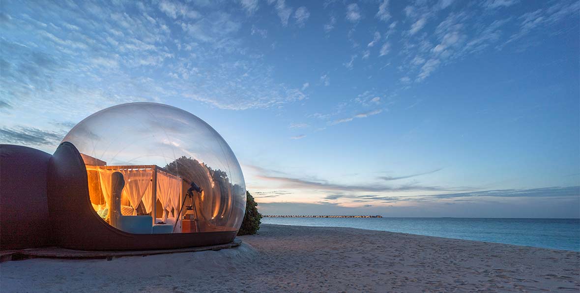 Dormir en una burbuja en la playa