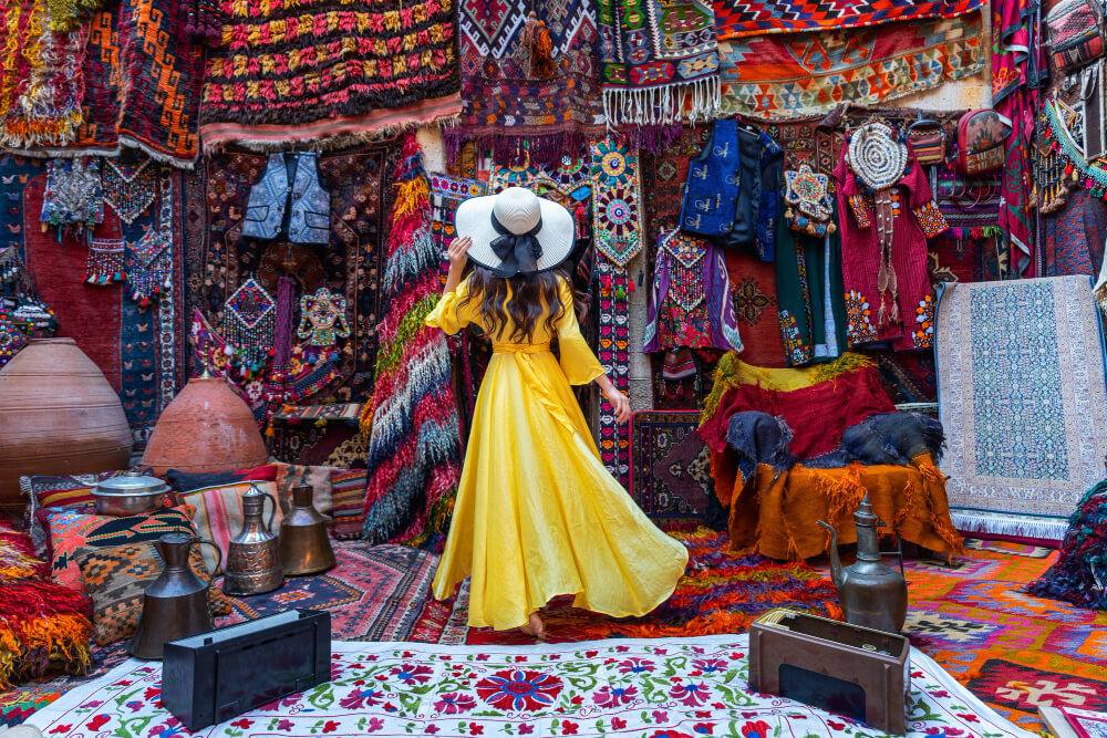 Hermosa chica en la tienda de alfombras tradicionales en la ciudad de goreme, capadocia en turquía