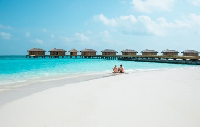 vista desde la playa isla maldivas con cabañas en el muelle