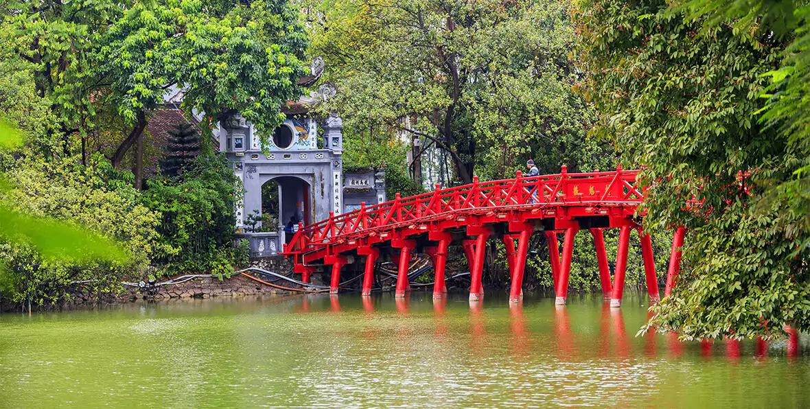 Viaje Vietnam Hanoi Japanese Bridge Hoan Kiem Lake - arenastours.com -