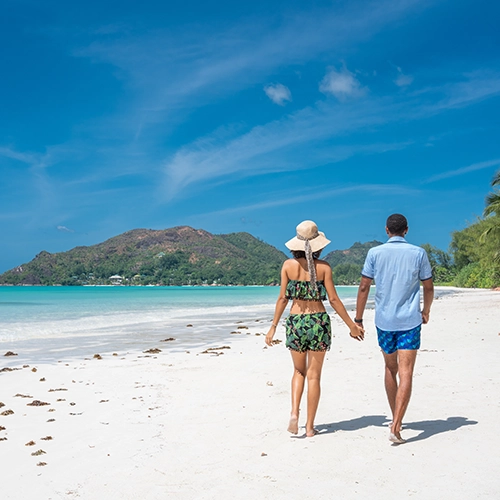 Pareja en las playas de Seychelles - arenatours.com