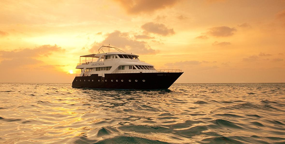 Anastasia Luxury Yacht al atardecer