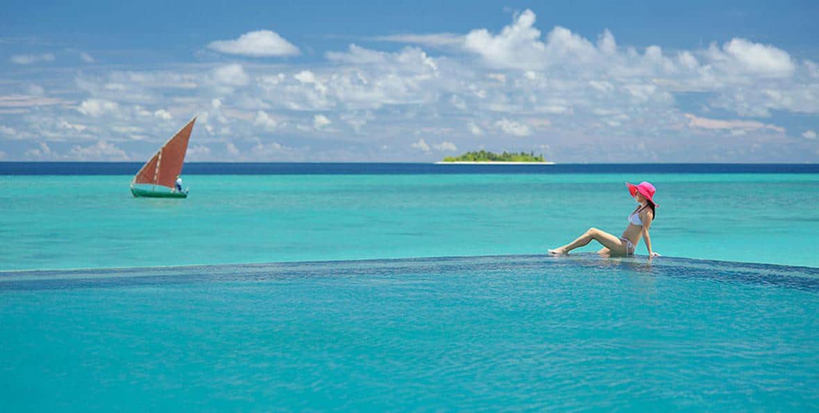 relax en la piscina principal del Ayada Maldives Resort