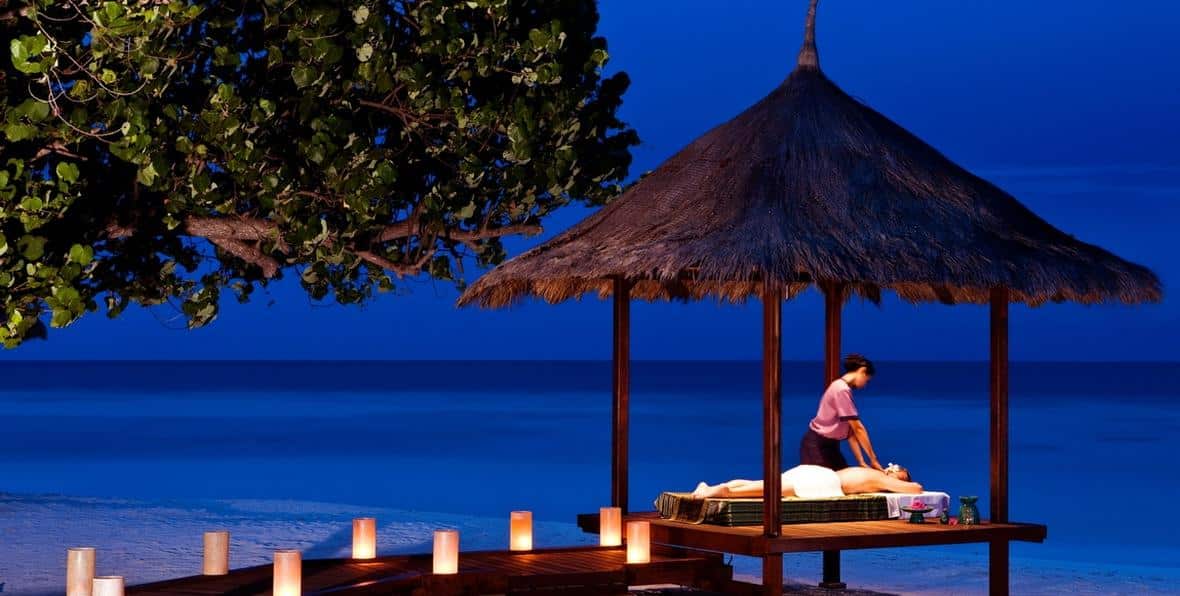 masaje por la noche en Banyan Tree Vabbinfaru Maldives