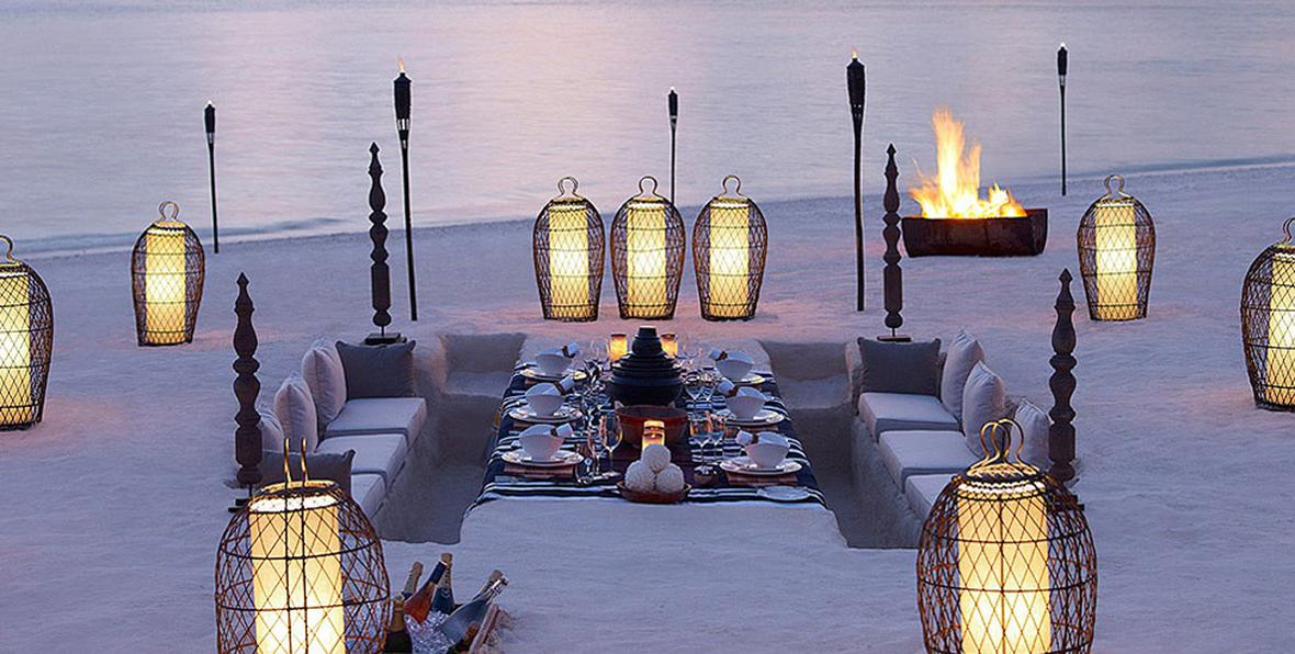 cena en la playa en Dusit Thani Maldives