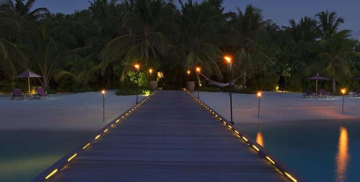 muelle llegada Naladhu Maldives por la noche