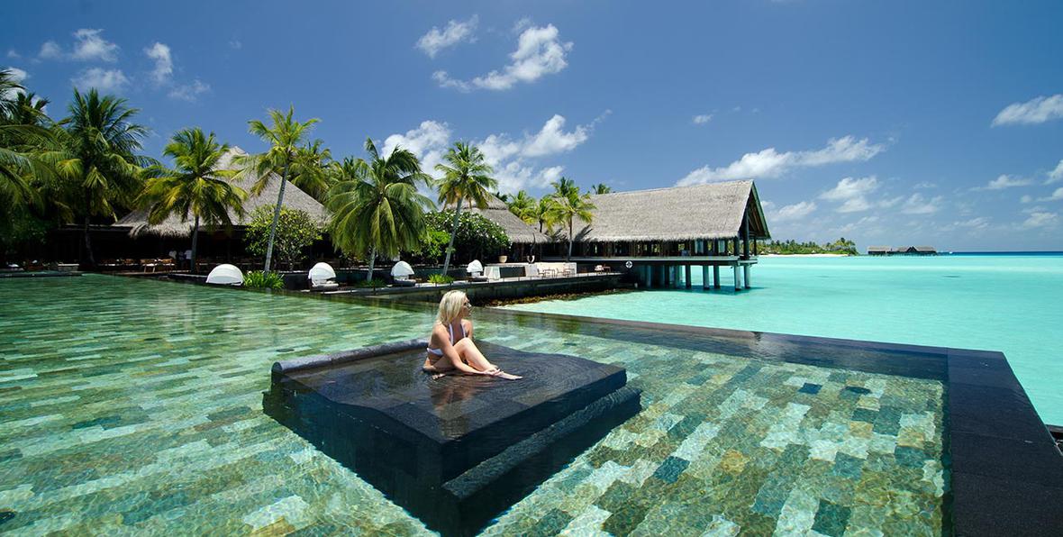 relax en la piscina del One & Only Reethi Rah Maldives