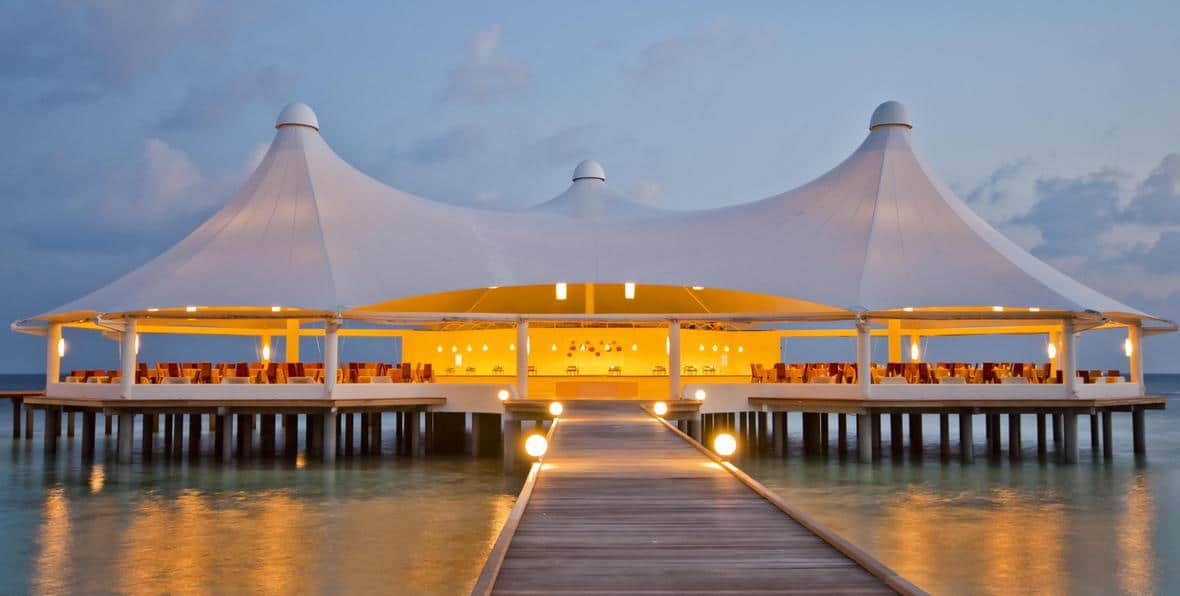 restaurante sobre el oceano en Safari Island Resort Maldives