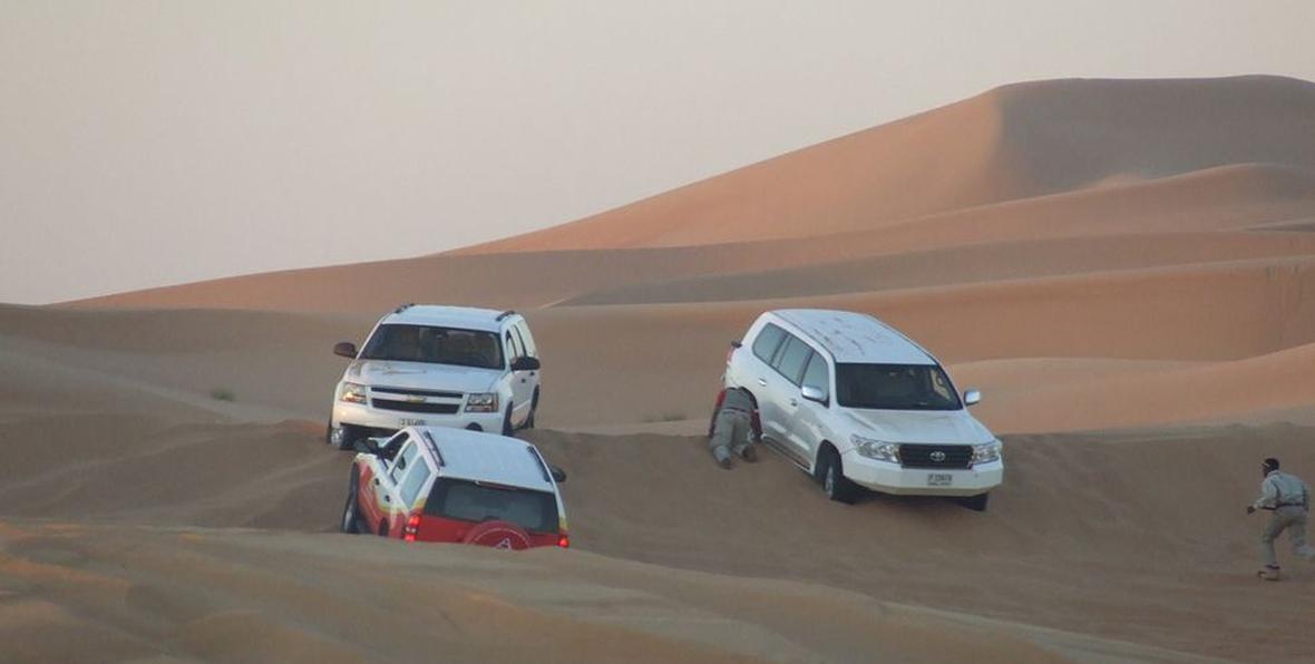 Los JEEPs 4x4 en las dunas del desierto de Dubai