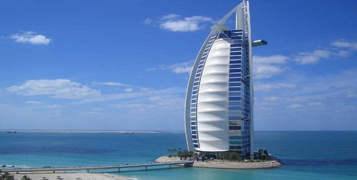 Vista del lujoso Resort Burj Al Arab en la playa de Dubai